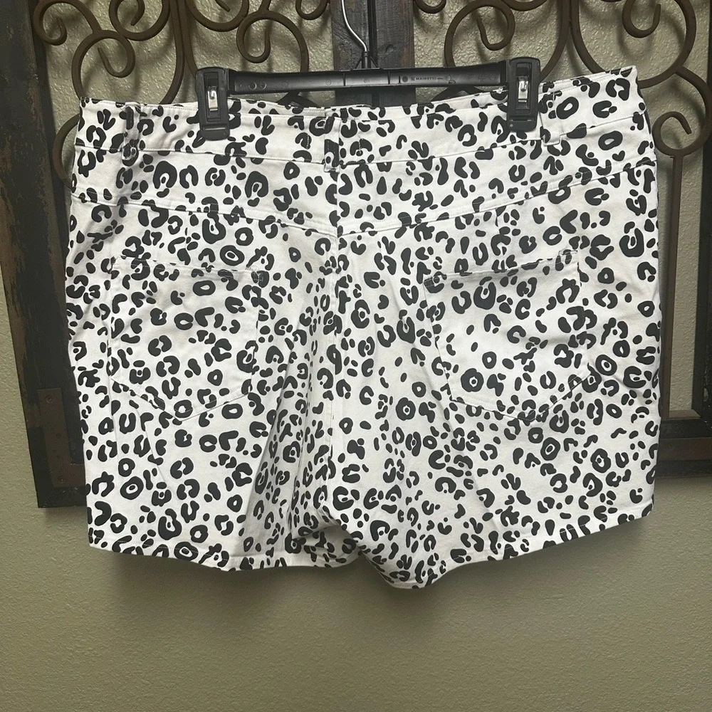 Southern Stitch stylish Black and White Leopard Print Women's Shorts